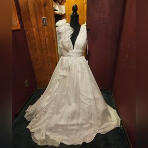 Mac Duggal White Ruffle Shoulder V-Neck Chiffon Gown size 10 nwt